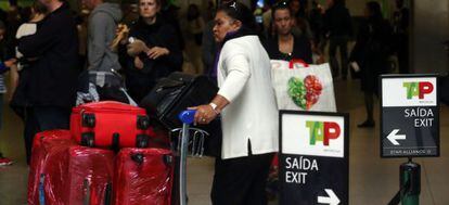 Colas en la facturación de equipajes de la compañía TAP en el aeropuerto de Lisboa.