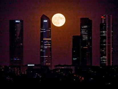 La luna sobre las Cuatro Torres, en Madrid, el pasado 1 de agosto.
