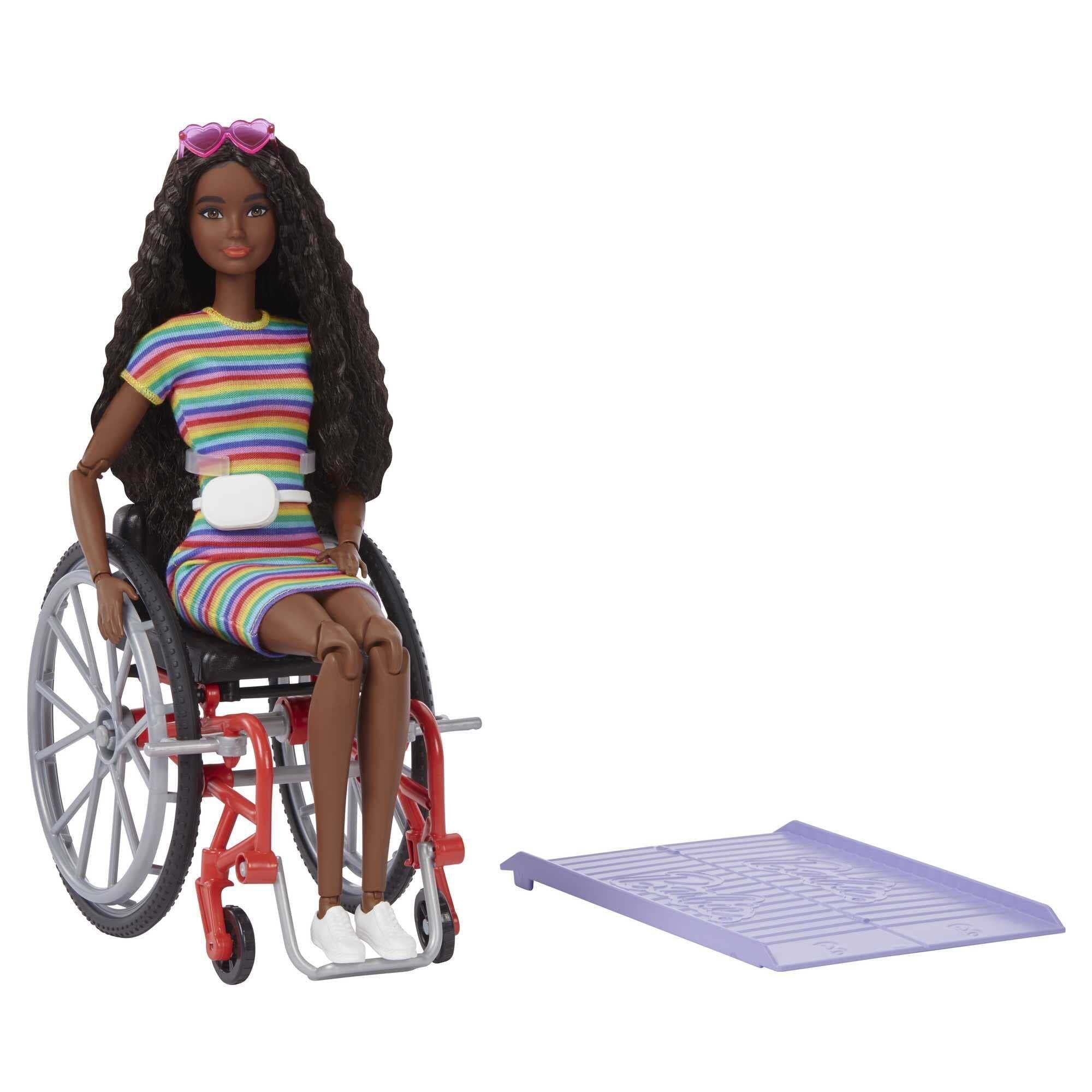 Mattel lanzó en 2019 su Barbie negra en silla de ruedas.