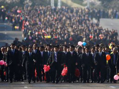 El líder norcoreano se da un baño de masas previo al desfile militar del próximo sábado
