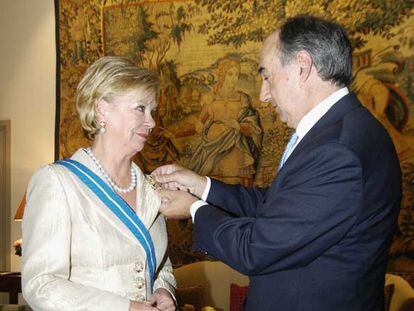 Liz Mohn es condecorada por el embajador Gabriel Busquets.