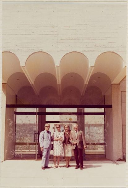 Josep Lluís Sert y su mujer Moncha, Pilar Juncosa y Joan Miró, a las puertas de la Fundación en 1975.