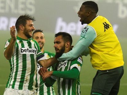 Los jugadores del Betis celebran el segundo gol del equipo andaluz anotado por Borja Iglesias.
