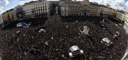 Vista de la Puerta del Sol de Madrid, donde miles de personas se encuentran concentradas a la espera de que el líder de Podemos, Pablo Iglesias, pronuncie su discurso.