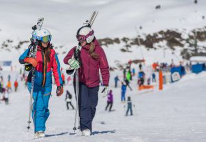 Dos esquiadoras en Baqueira Beret.