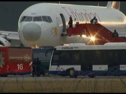 Pasajeros son evacuados del avión secuestrado este lunes por su copiloto.