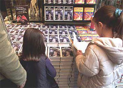 Niños en busca del nuevo <i>Harry Potter,</i> ayer en la Fnac de Barcelona.