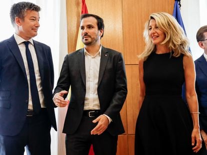 El director ejecutivo de Carrefour en España, Alexandre de Palmas, con el ministro de Consumo, Alberto Garzón, y la vicepresidenta segunda, Yolanda Díaz, el pasado jueves.