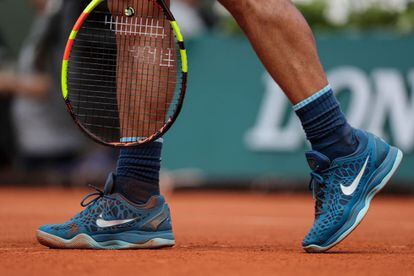 Detalle de las zapatillas y de la raqueta de Rafael Nadal durante el partido.