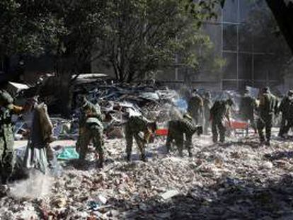 Militares continúan con la búsqueda de cuerpos hoy, domingo 3 de febrero de 2013, en los escombros del edificio de Petróleos Mexicanos (Pemex), en Ciudad de México, donde se registró una explosión el jueves pasado.