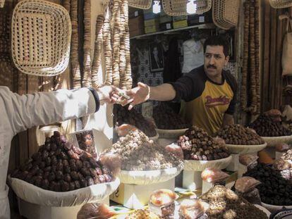 Un cliente paga su compra en el mercado de Fez, en Marruecos