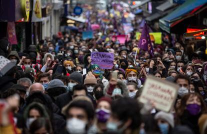 Miles de manifestantes portan pancartas y gritan eslóganes durante una protesta contra la decisión del Gobierno turco de retirarse del Convenio de Estambul para la prevención de la violencia machista el pasado 20 de marzo de 2021 en la capital de Turquía.