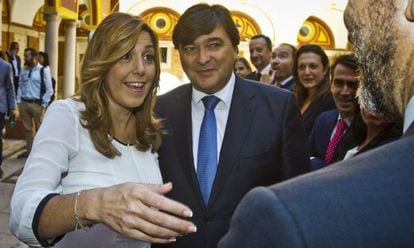 The mayor of Huelva, Gabriel Cruz (PSOE), together with the former president of the junta, Susana Díaz, in 2019. 
