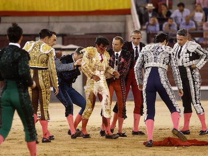 Isaac Fonseca, desmadejado, tras ser volteado dramáticamente por el sexto toro de la tarde.