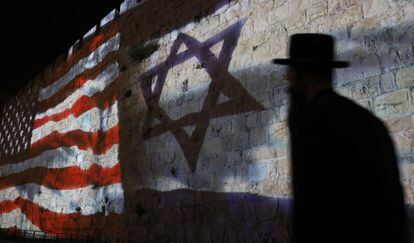 Las banderas de Israel y Estados Unidos se proyectan en las murallas de la Ciudad Vieja de Jerusalén (Israel), para marcar un año desde el traslado de la Embajada de los Estados Unidos de Tel Aviv a Jerusalén, el 15 de mayo de 2019.