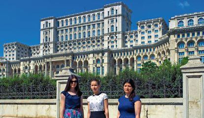 Tres jóvenes posan junto al palacio del Parlamento rumano (estilo neoclásico). El Estado está gobernado por el socialdemócrata Victor-Viorel Ponta.