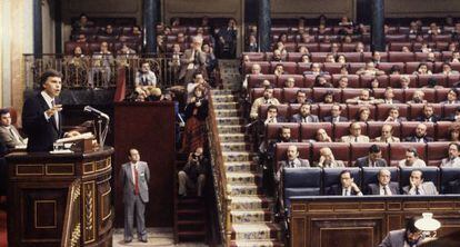 El presidente del Gobierno, Felipe González, durante el debate.