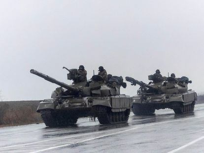 Ukrainian tanks move into the city, after Russian President Vladimir Putin authorized a military operation in eastern Ukraine, in Mariupol, February 24, 2022. REUTERS/Carlos Barria       TPX IMAGES OF THE DAY