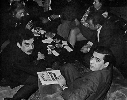 Gabo y Vargas Llosa, en el premio Biblioteca Breve de 1970.