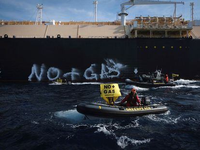 Activistas de Greenpeace han bloqueado este martes la entrada de un buque cargado de gas licuado al puerto de Sagunto (Valencia).