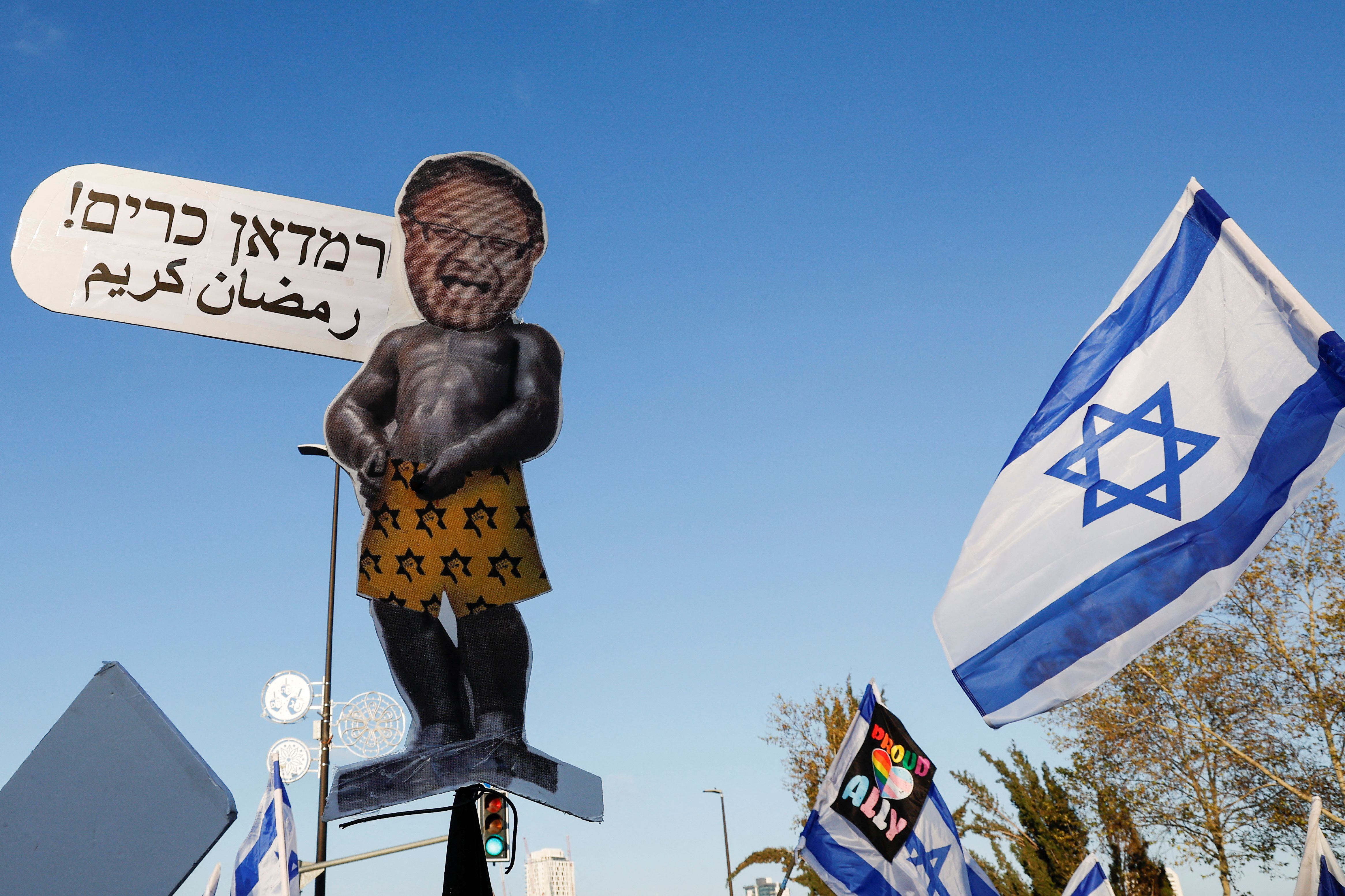 Un manifestante sostiene un cartel ridiculizando el jefe del Ministro de Seguridad Nacional de Israel, Itamar Ben-Gvir, este lunes en Jerusalén.
