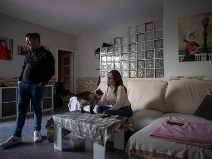 Lydia Pérez e Israel Pardal, el jueves en su casa de Cádiz.