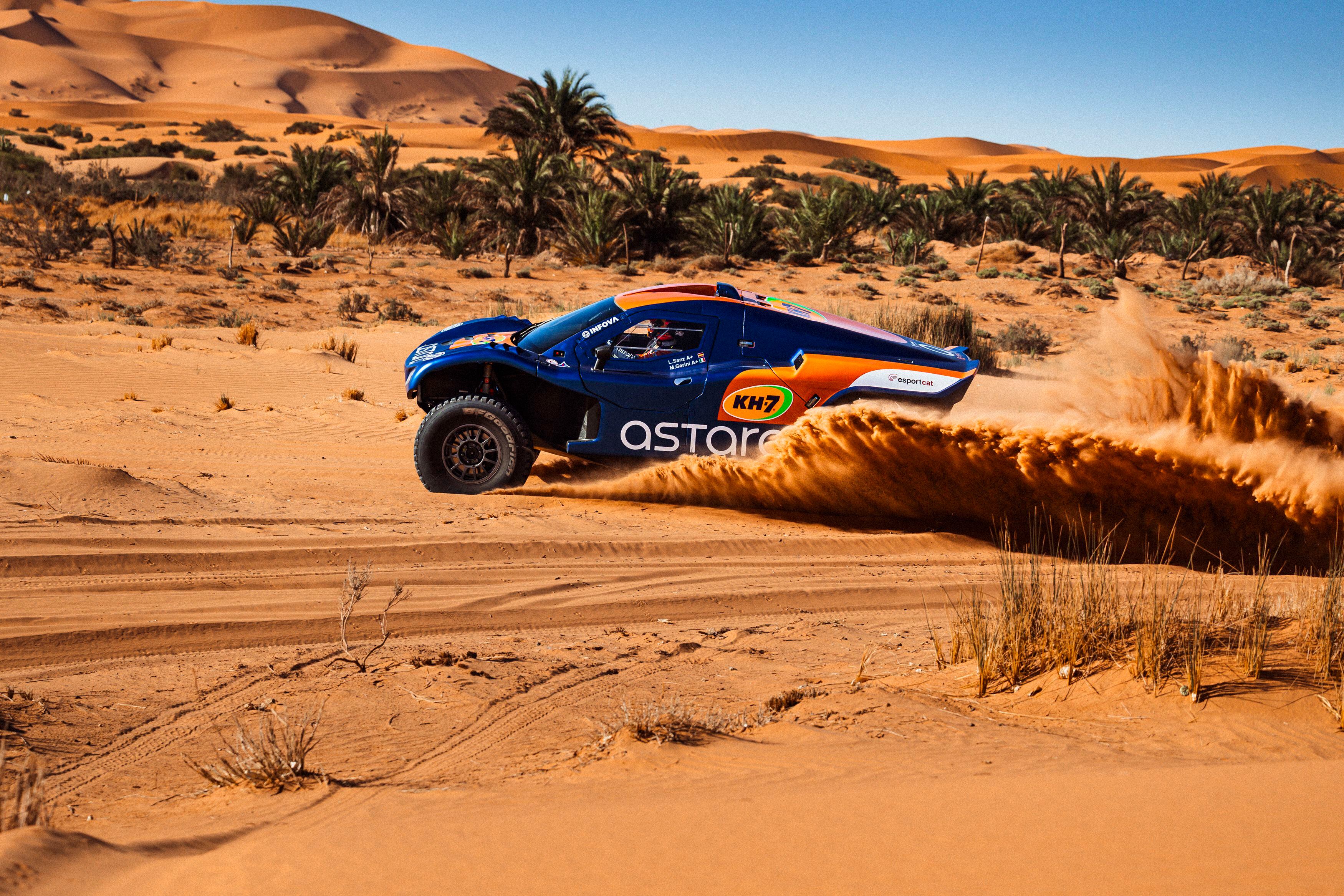 El coche del equipo Astara es el Concept 02, una evolución del Concept 01 con el que la escudería compitió el año pasado. Sanz y su copiloto, Maurizio Gerini, correrán en la categoría T1.2. Alimentado con e-fuel, un combustible sintético, este modelo es el que menos contamina de toda la carrera del Dakar. 