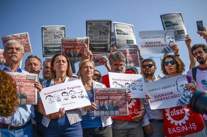 Manifestaci&oacute;n reclamando la libertad de los periodistas presos el pasado d&iacute;a 11 en Estambul (Turqu&iacute;a). 
