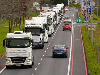 Transportistas en el segundo día de huelga indefinida del transporte de mercancías, en Lugo.