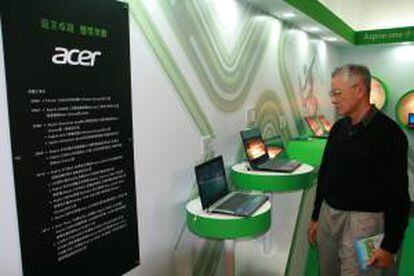 Un visitante en un stand de ordenadores Acer en una feria en Taipei, Taiwan. EFE/