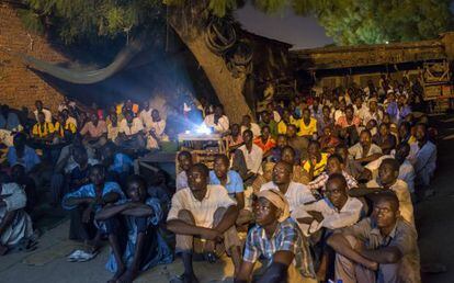 Espectadores del cine de barrio Perseverance, uno de los varios cineclubs en la capital de Chad.