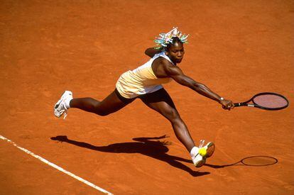 Serena Williams se estira para dar un revés durante el Roland Garros de 1998, en París.