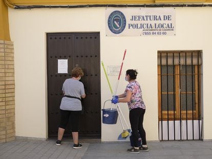 Dos mujeres acceden a las oficinas de la Policía Local de Casariche para su limpieza.
