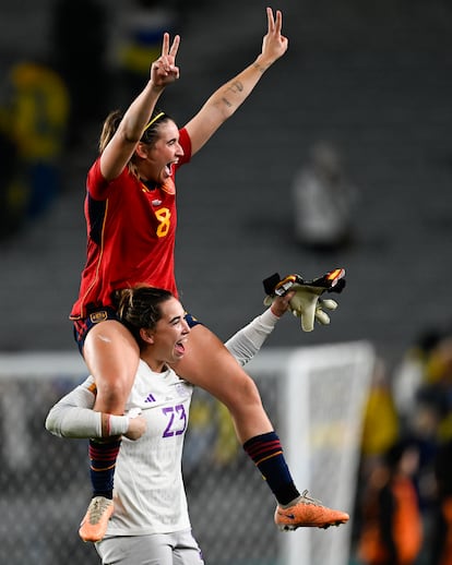 Cata Coll carries Mariona Caldentey on her shoulders at the end of the match.