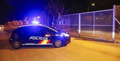 El vehículo de la policia nacional que lleva en su interior a dos de los seis policias nacionales a su llegada a la prisión de Sangonera la Verde.