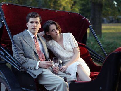 Jesse Eisenberg i Kristen Stewart, a 'Café Society'.