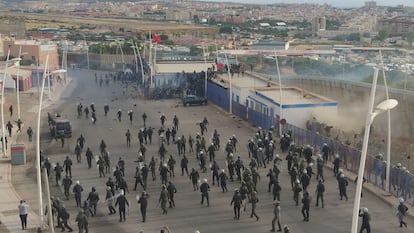 Policías marroquíes persiguen a decenas de sudaneses que intentaron cruzar el pasado 24 de junio el puesto fronterizo que separa Barrio Chino (Nador) de Melilla.