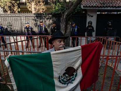 Manifestantes protestan frente a la embajada de Ecuador, en Ciudad de México, el 6 de abril de 2024.