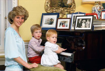 Diana de Gales con sus hijos, el príncipe Guillermo y el príncipe Enrique, al piano en su residencia londinense, el palacio de Kensington, el 4 de octubre de 1985.