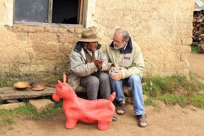 El doctor Gamba visita a don José, un anciano de 90 años con problemas bronquiales que sigue llamándolo ‘Pedrito’, como cuando era joven.