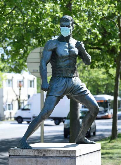 La estatua de Jean-Claude Van Damme en Bélgica lució el pasado mayo una mascarilla para concienciar a los ciudadanos sobre la necesidad de su uso.