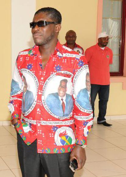 El hijo de Teodoro Obiang Nguema con una camisa con el retrato de su padre.