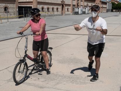 El profesor José Antonio Loma enseña a una alumna la postura para empezar a montar en bici, el sábado en Matadero.