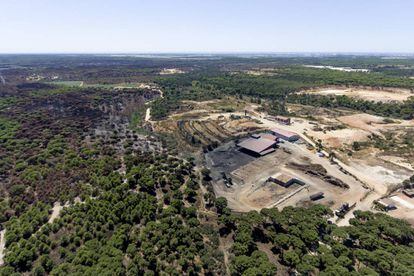 En esta carbonería arrancó presuntamente el fuego el 24 de junio.