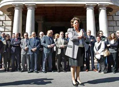 La alcaldesa de Valencia, Rita Barberá, ruega silencio esta mañana en Valencia antes de iniciar la concentración en repulsa al último asesinato de ETA