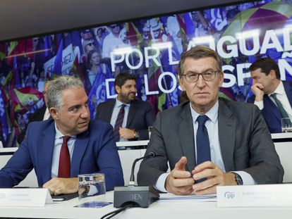 El líder del PP, Alberto Núñez Feijóo (a la derecha), junto al coordinador Elías Bendodo, durante la Junta Directiva Nacional de la formación, este lunes en Madrid.