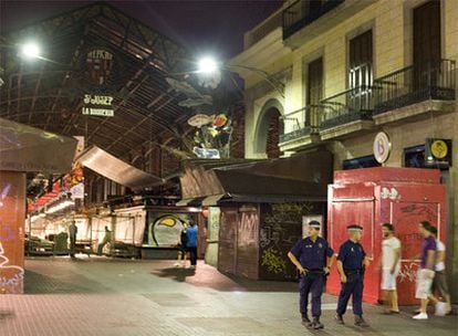 Agentes de la Guardia Urbana patrullan en la puerta del mercado de la Boqueria, durante la noche de ayer.