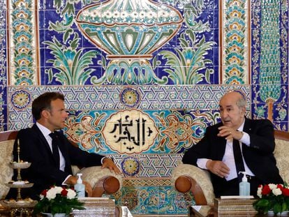 Emmanuel Macron (izquierda) y el presidente de Argelia, Abdelmadjid Tebún, el 25 de agosto, en el arranque de la visita de tres días del presidente francés al país magrebí.