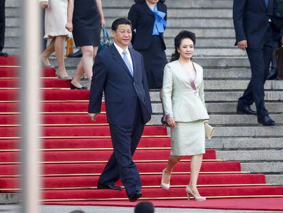 El presidente chino, Xi Jinping (c), y su esposa Peng Liyuan