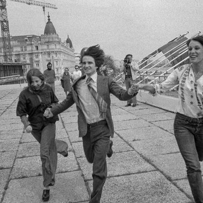 Françoise Lebrun, Jean-Pierre Léaud y Bernadette Lafont, intérpretes de 'La mamá y la puta', corren durante el Festival de Cannes de 1973.